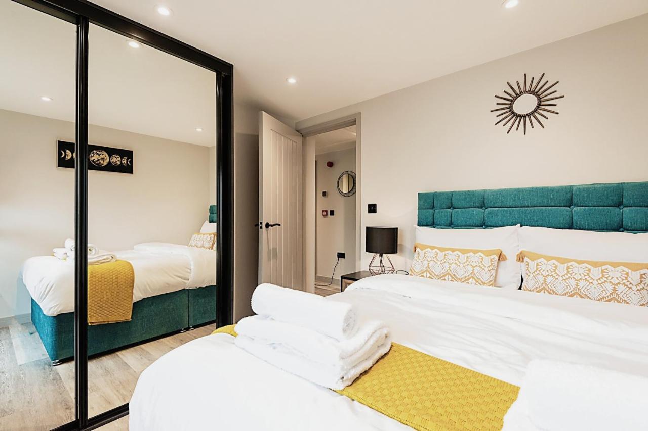 The Burton Penthouse By Fortuna Property เชลเทนแฮม ภายนอก รูปภาพ