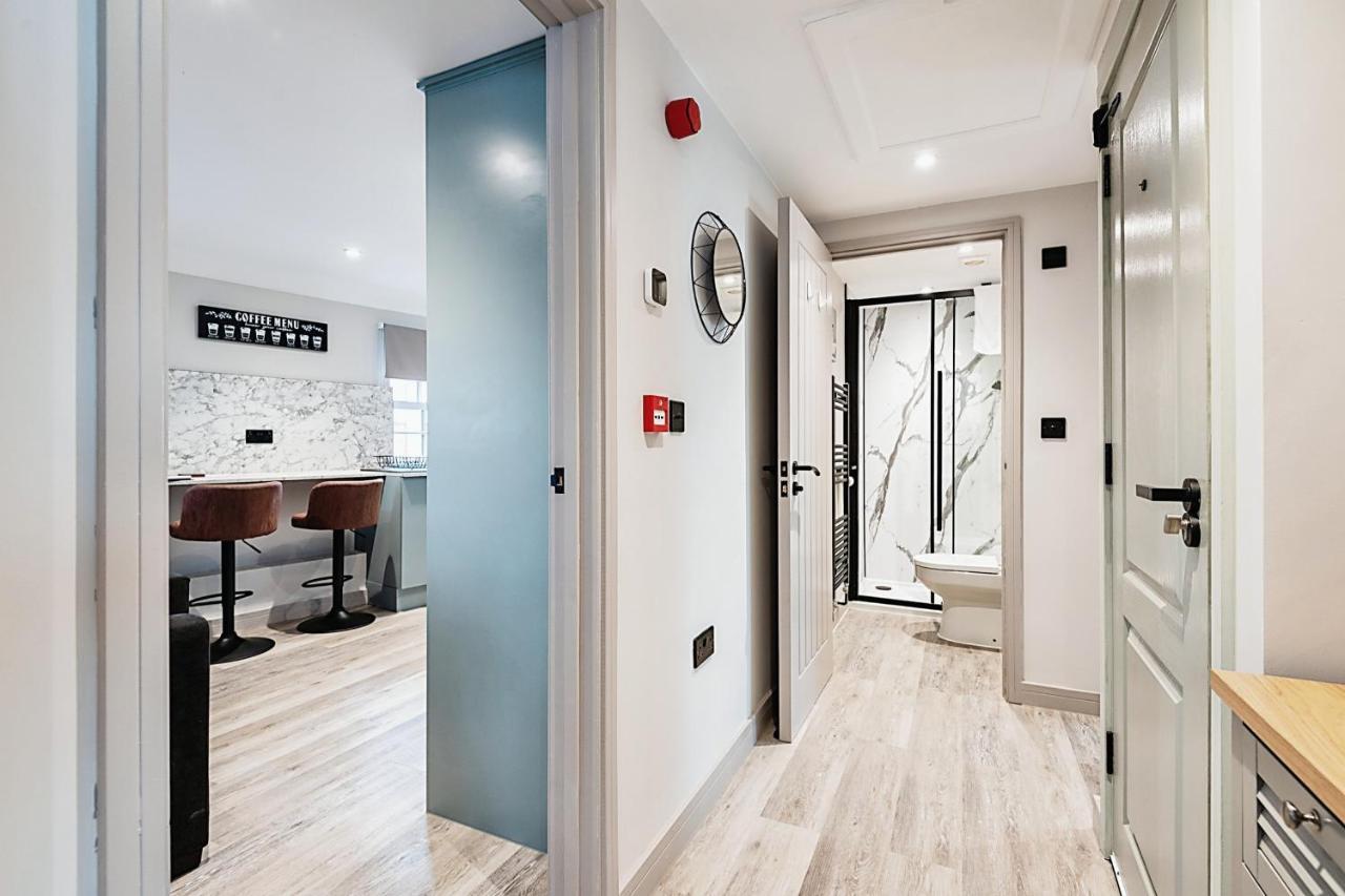 The Burton Penthouse By Fortuna Property เชลเทนแฮม ภายนอก รูปภาพ