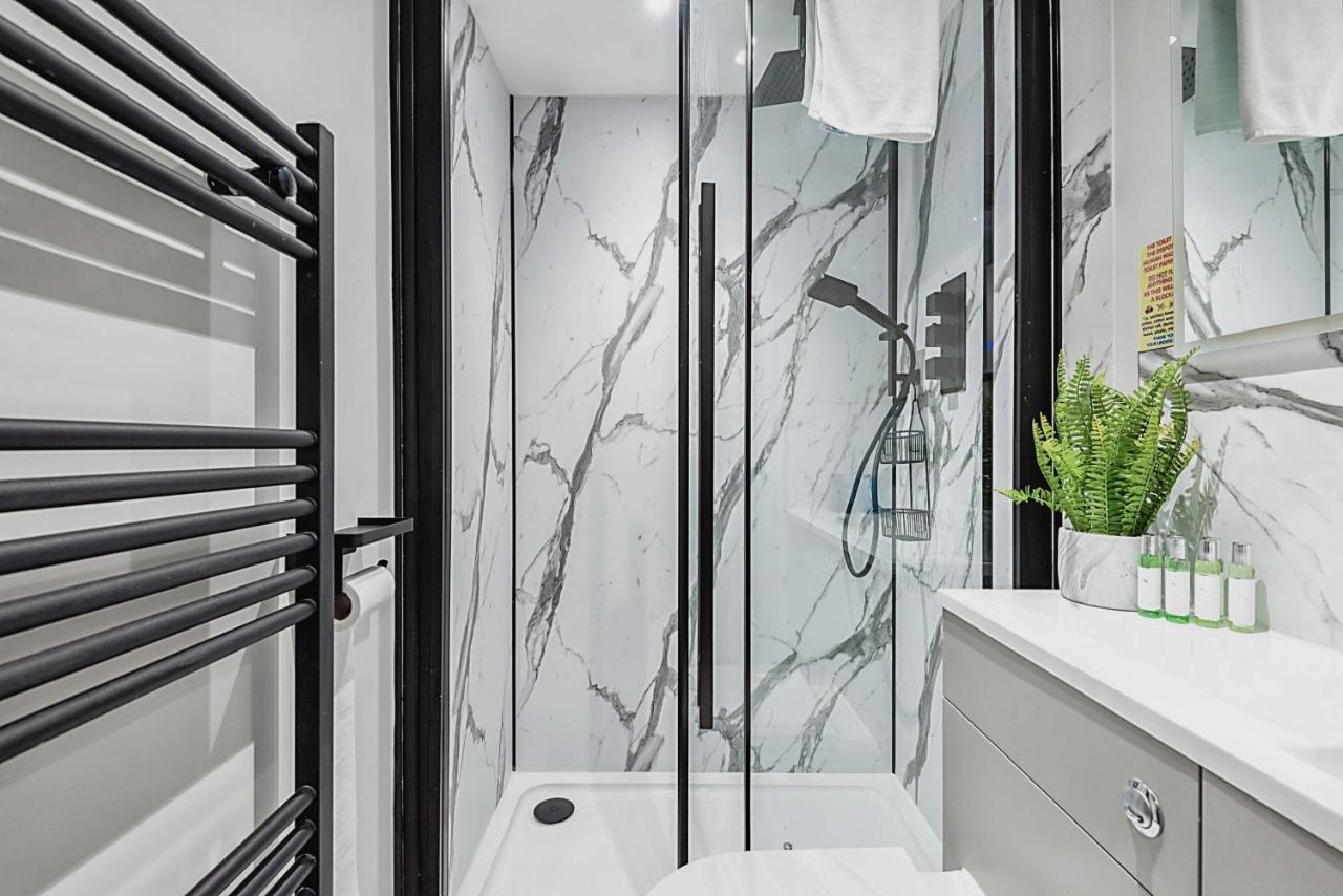 The Burton Penthouse By Fortuna Property เชลเทนแฮม ภายนอก รูปภาพ