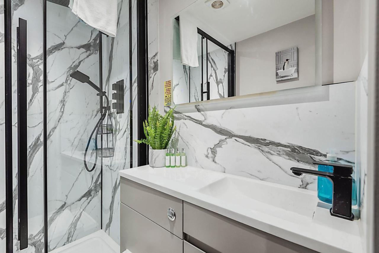The Burton Penthouse By Fortuna Property เชลเทนแฮม ภายนอก รูปภาพ